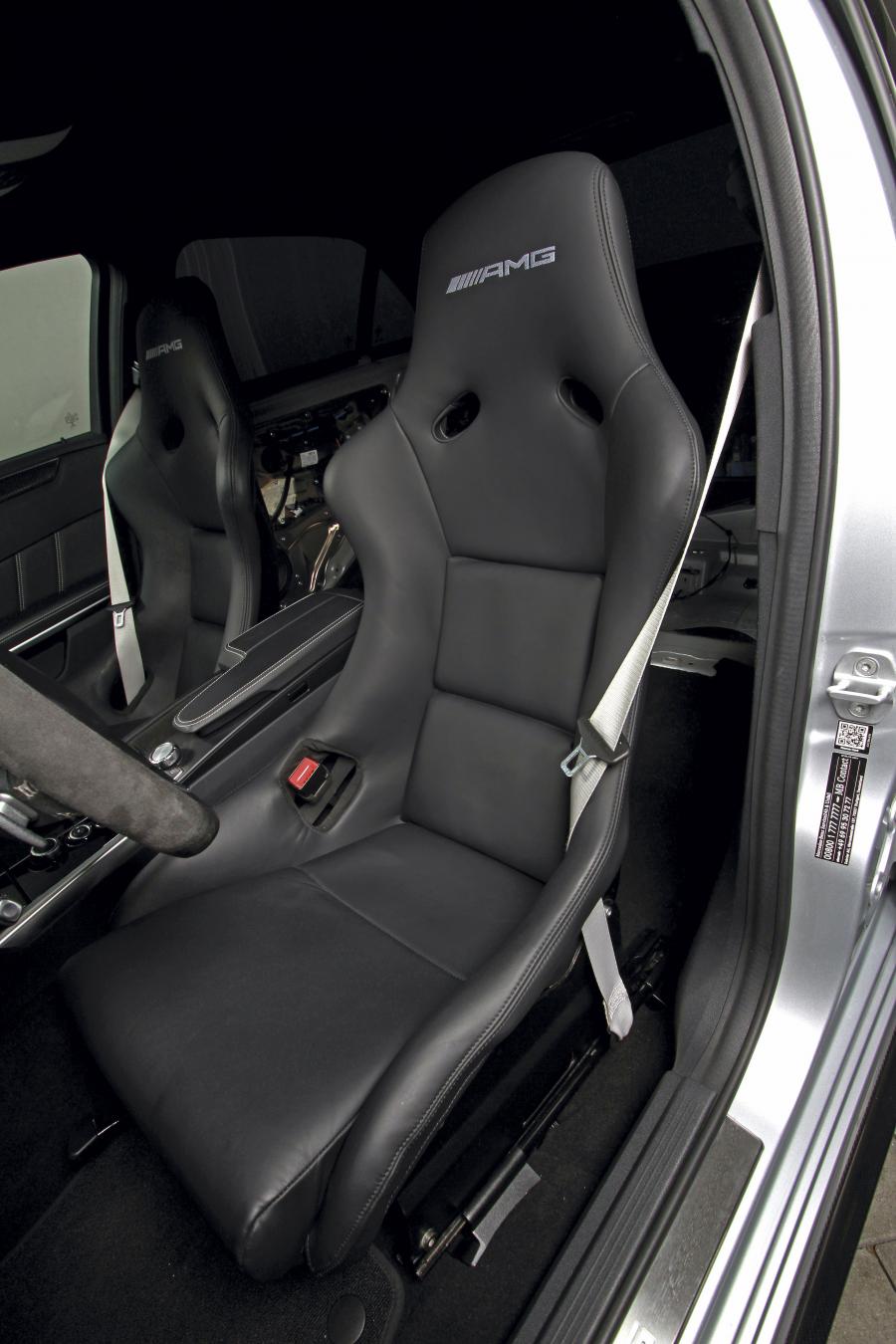 Интерьер Mercedes-Benz E63 AMG RS 850+ by Posaidon (W212) 2016 года  (фото 10 из 18)